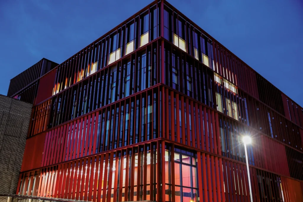 Picture of the Polaris building at night